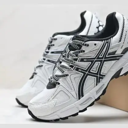 ASICS Gel-Kahana 8 en tonos claros, zapatilla de trail con tacos