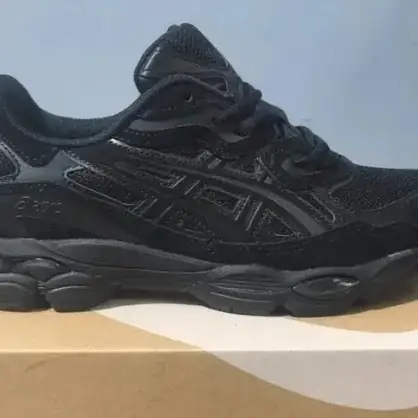 ASICS Gel-NYC, zapatilla de estilo trail para caminos fáciles