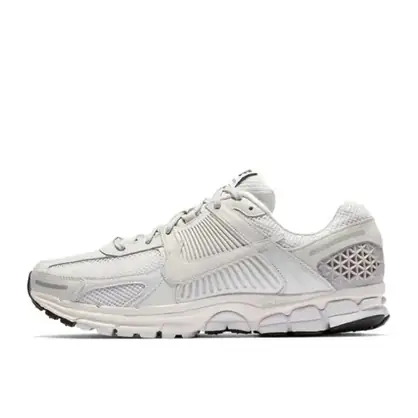 Nike Zoom Vomero 5 en tonos claros, zapatilla de estilo trail para caminos fáciles