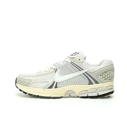 Nike Zoom Vomero 5, zapatilla de estilo trail para caminos fáciles