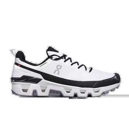 On Cloudwander, zapatilla de trail con tacos