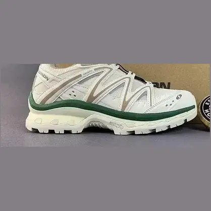 Salomon de perfil ACS, zapatilla de trail con tacos